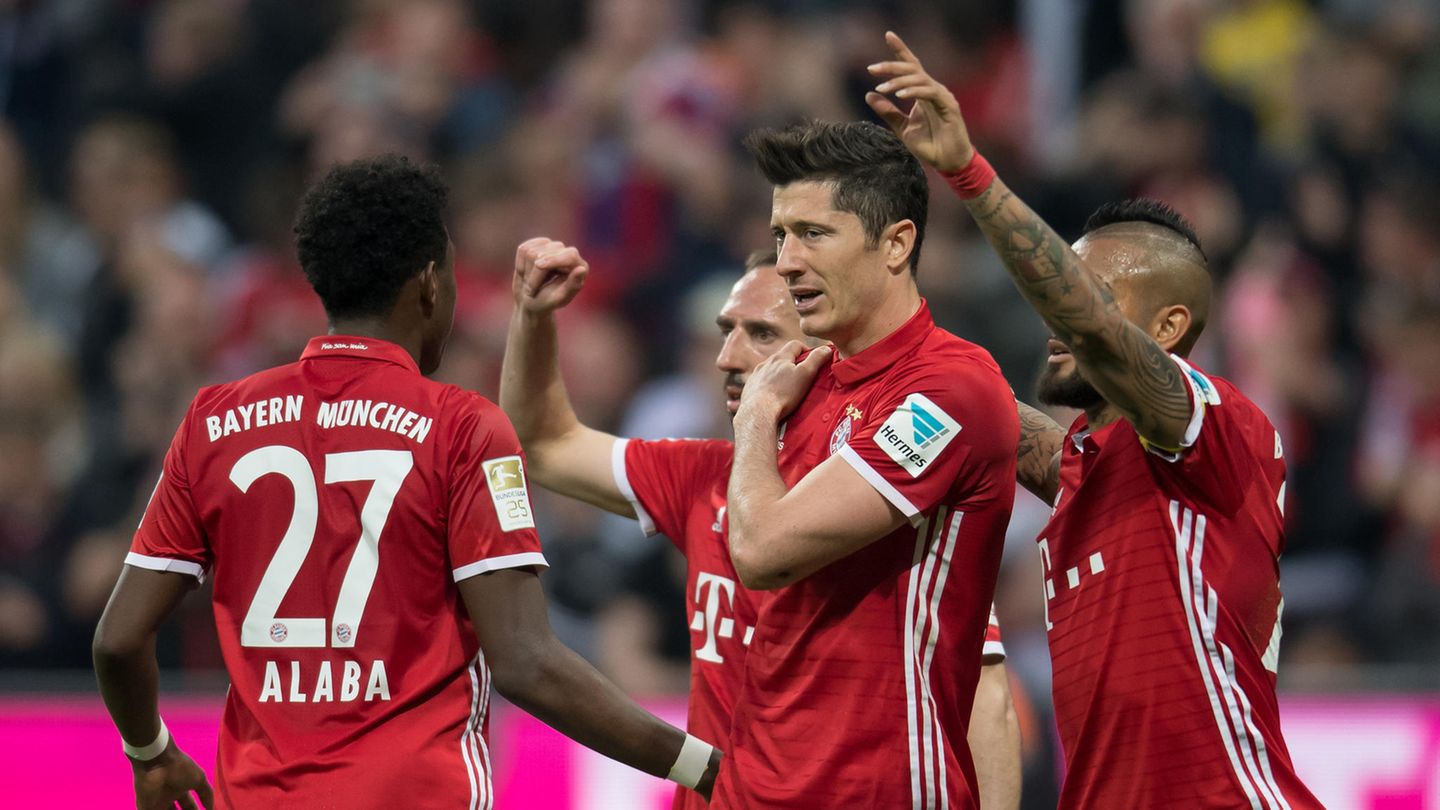 Robert Lewandowski vom FC Bayern München hält sich im Spiel gegen den BVB die rechte Schulter