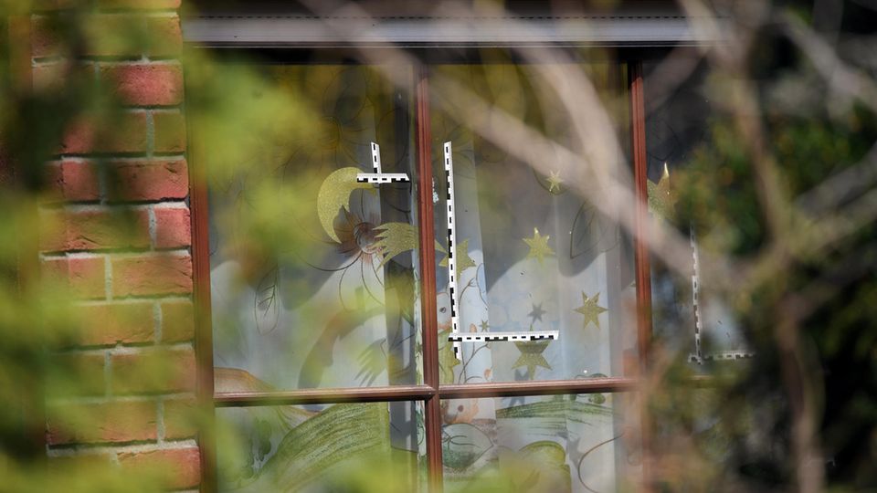 Was genau sich in Borkheide abgespielt hat, müssen die Ermittlungen zeigen Ein Fenster mit angeklebten Maßbänern - In diesem Haus in Borkheide hat sich ein brutales Verbrechen ereignet