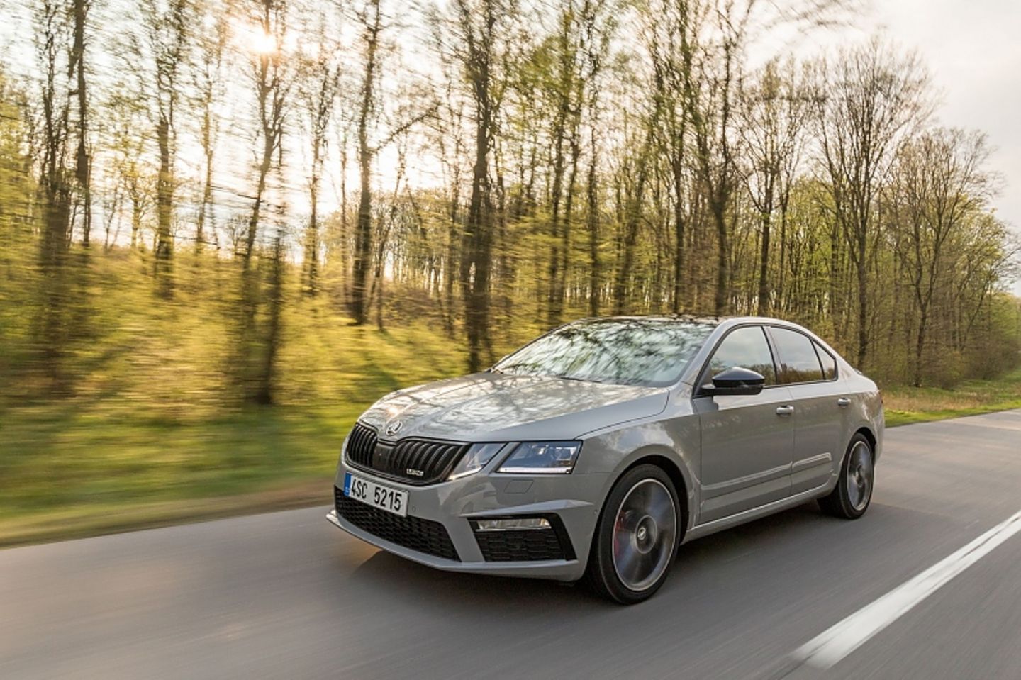 Der Skoda Octavia RS fliegt 15 Millimeter tiefer über den Asphalt, als die "Normalo"- Versionen