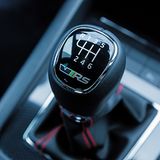 Die Handschaltung ist präzise und hat kurze Wege