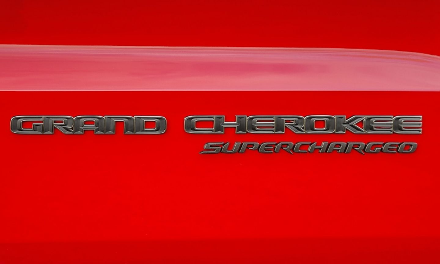 Jeep Grand Cherokee Trackhawk steht von Tempo 100 nach 34,7 Metern