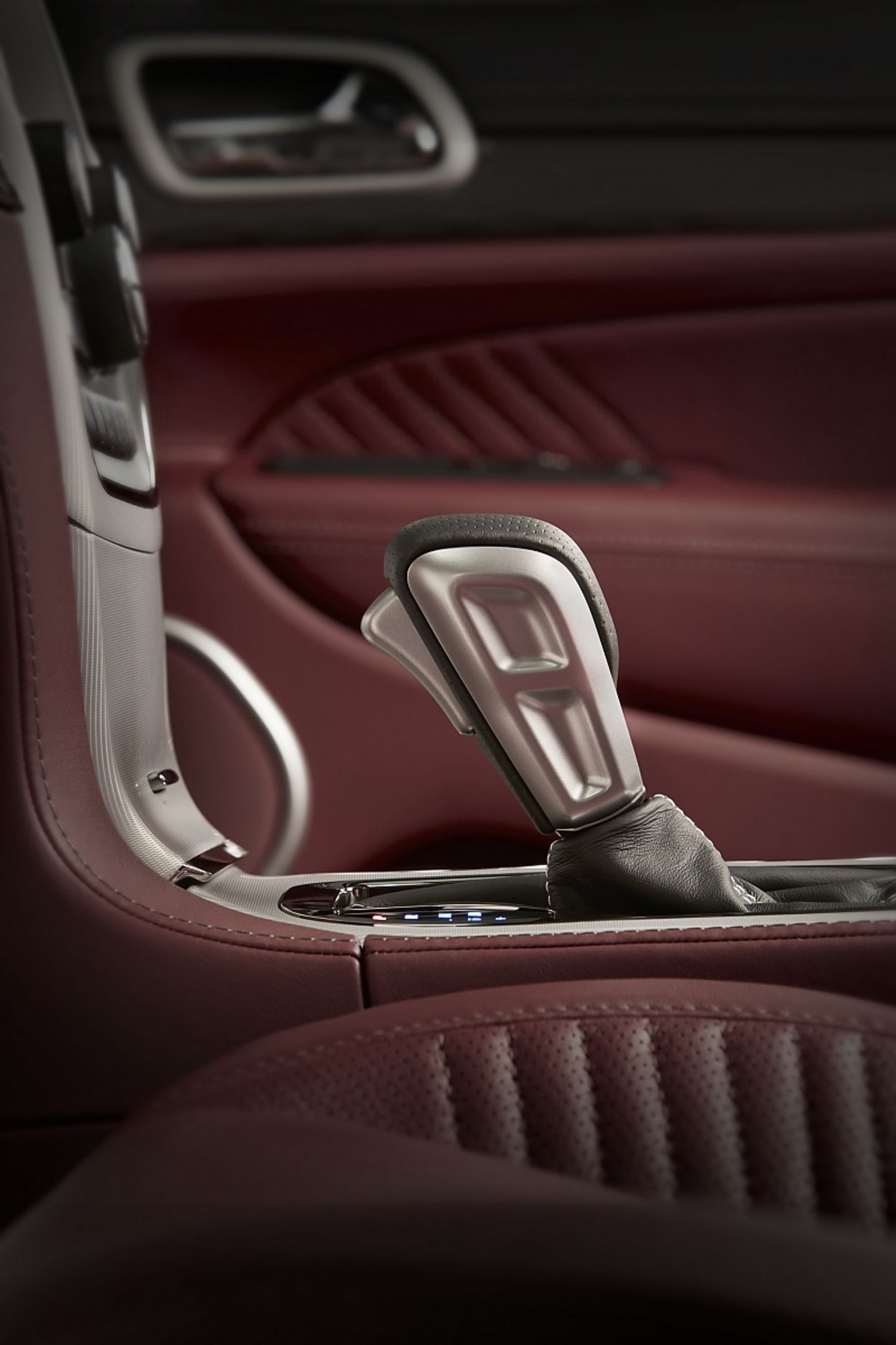 Der Automatik-Wählhebel passt zum sportlichen Auftritt des Jeep Grand Cherokee Trackhawk