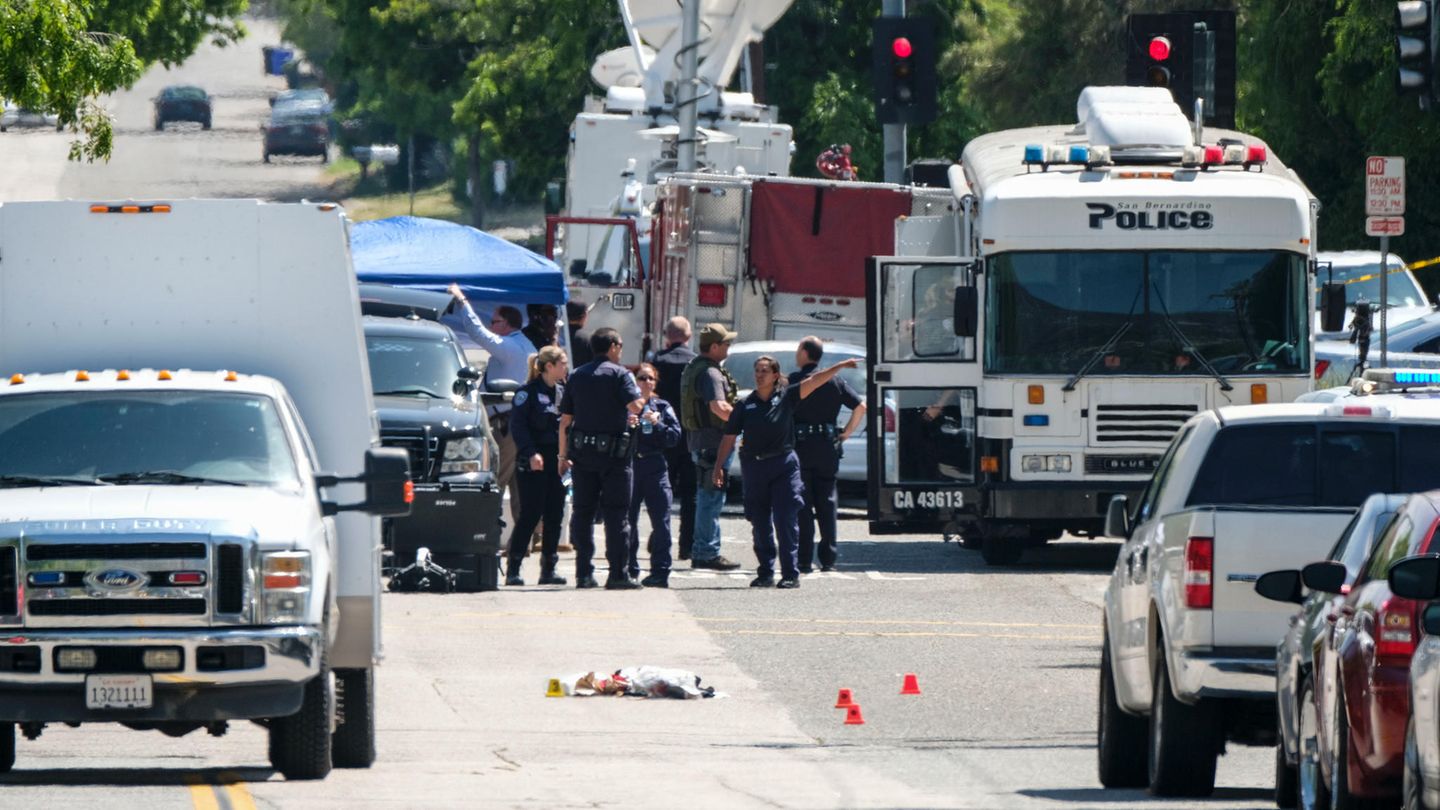 Kalifornien: Polizisten ermitteln in San Bernadino, Kalifornien, USA, außerhalb der "North Park"-Schule