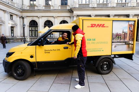 Ein Streetscooter der Deutschen Post steht in der Innenstadt von Hamburg