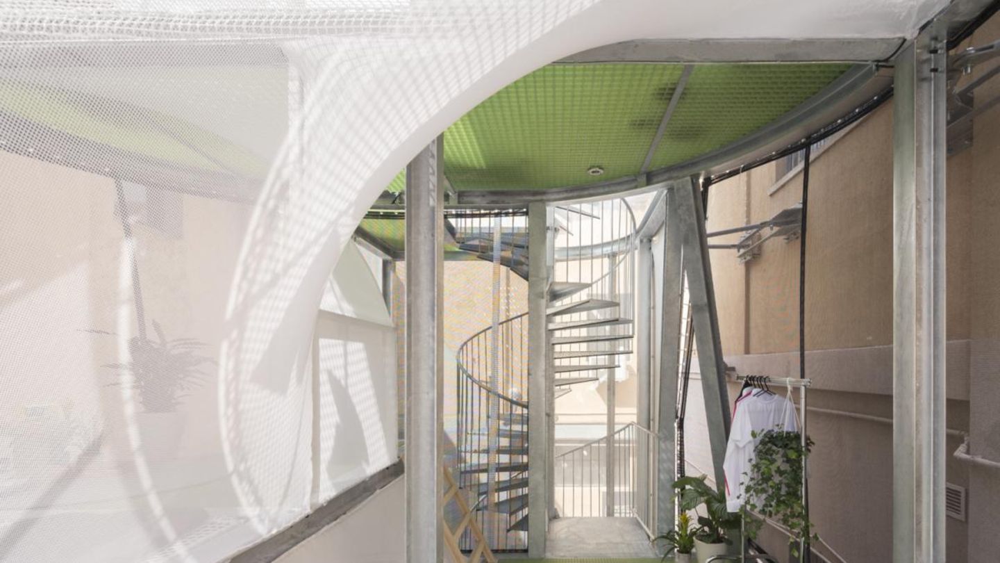 Die Geschosse sind durch eine Wendeltreppe miteinander verbunden.