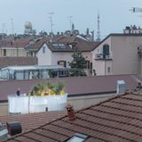 Die Dachterrasse eröffnet den Blick über die Dächer des Viertels.