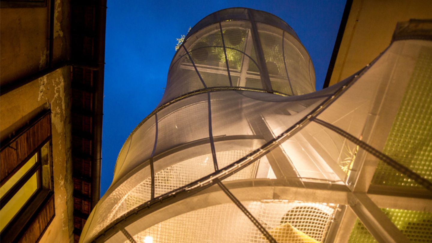 Das Zelt wirkt wie eine Lichtskulptur.