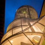 Das Zelt wirkt wie eine Lichtskulptur.