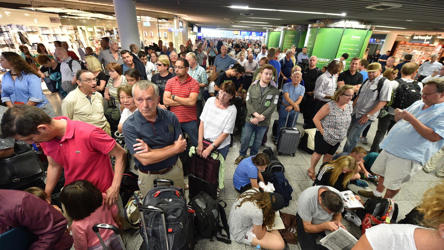Dichtes Gedränge im Terminal 1 des Flughafens in Frankfurt am Main