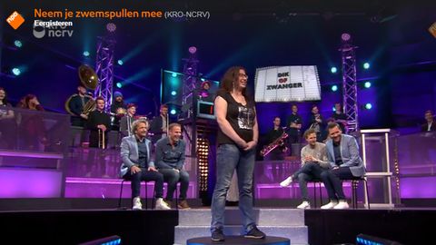 Szene aus der holländischen TV-Show "Nimm Deine Badesachen mit"