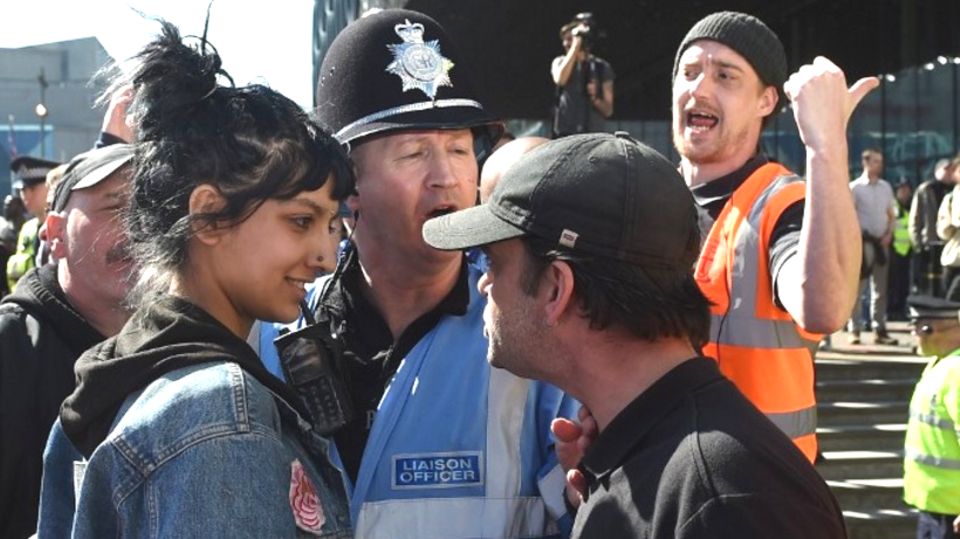 Kundgebung in Birmingham: Junge Frau lacht rechten Pöbelnden ins Gesicht und wird zur Heldin