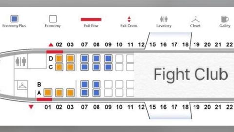 Bordunterhaltung der anderen Art: Ein Passagier liest in seinem E-Reader. Dann zieht er sich plötzlich aus und flitzt durchs Flugzeug.