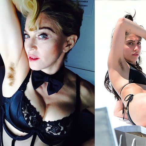 Ein Bild von Madonna und ihrer Tochter, das beide mit unrasierten Achseln zeigt.
