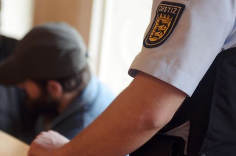 Mit Vollbart und ins Gesicht gezogener Schiebermütze sitzt der 37-jährige Angeklagte im Landgericht Ellwangen