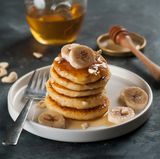 Pfannkuchen sind lecker, süß und gesund? Ja. Mit dieser Variante aus Bananen. Hier geht's zum Rezept!