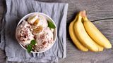 Eis muss gar nicht immer reichhaltig mit Milch und Sahne sein. Pürieren Sie einfach gefrorenes Obst und Sie erhalten cremiges und leckeres Eis. Zum Beispiel Bananeneis. Hier geht's zum Rezept!