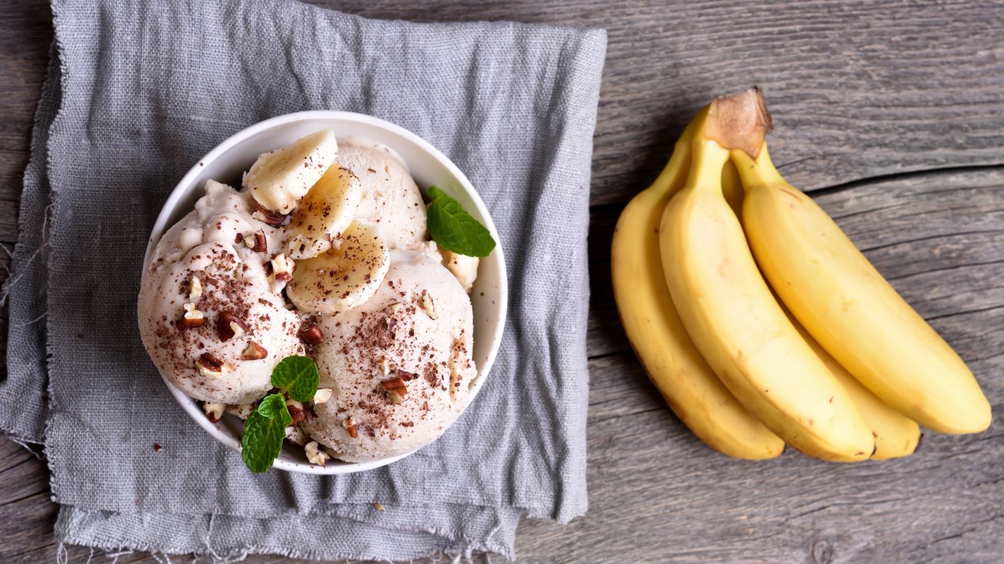 Eis muss gar nicht immer reichhaltig mit Milch und Sahne sein. Pürieren Sie einfach gefrorenes Obst und Sie erhalten cremiges und leckeres Eis. Zum Beispiel Bananeneis. Hier geht's zum Rezept!