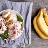 Eis muss gar nicht immer reichhaltig mit Milch und Sahne sein. Pürieren Sie einfach gefrorenes Obst und Sie erhalten cremiges und leckeres Eis. Zum Beispiel Bananeneis. Hier geht's zum Rezept!