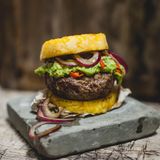 Burger gelten als Dickmacher. Nicht aber diese Variante. Die gegrillte Ananas verleiht dem Burger eine zusätzliche Exotik. Hier geht's zum Rezept!