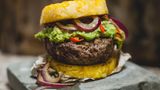 Burger gelten als Dickmacher. Nicht aber diese Variante. Die gegrillte Ananas verleiht dem Burger eine zusätzliche Exotik. Hier geht's zum Rezept!