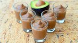 Gesunde Schokomousse? Das gibt es wirklich! Ersetzen Sie reichhaltige Sahne oder Quark einfach mit Avocado: Hier geht's zum Rezept!