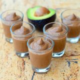Gesunde Schokomousse? Das gibt es wirklich! Ersetzen Sie reichhaltige Sahne oder Quark einfach mit Avocado: Hier geht's zum Rezept!