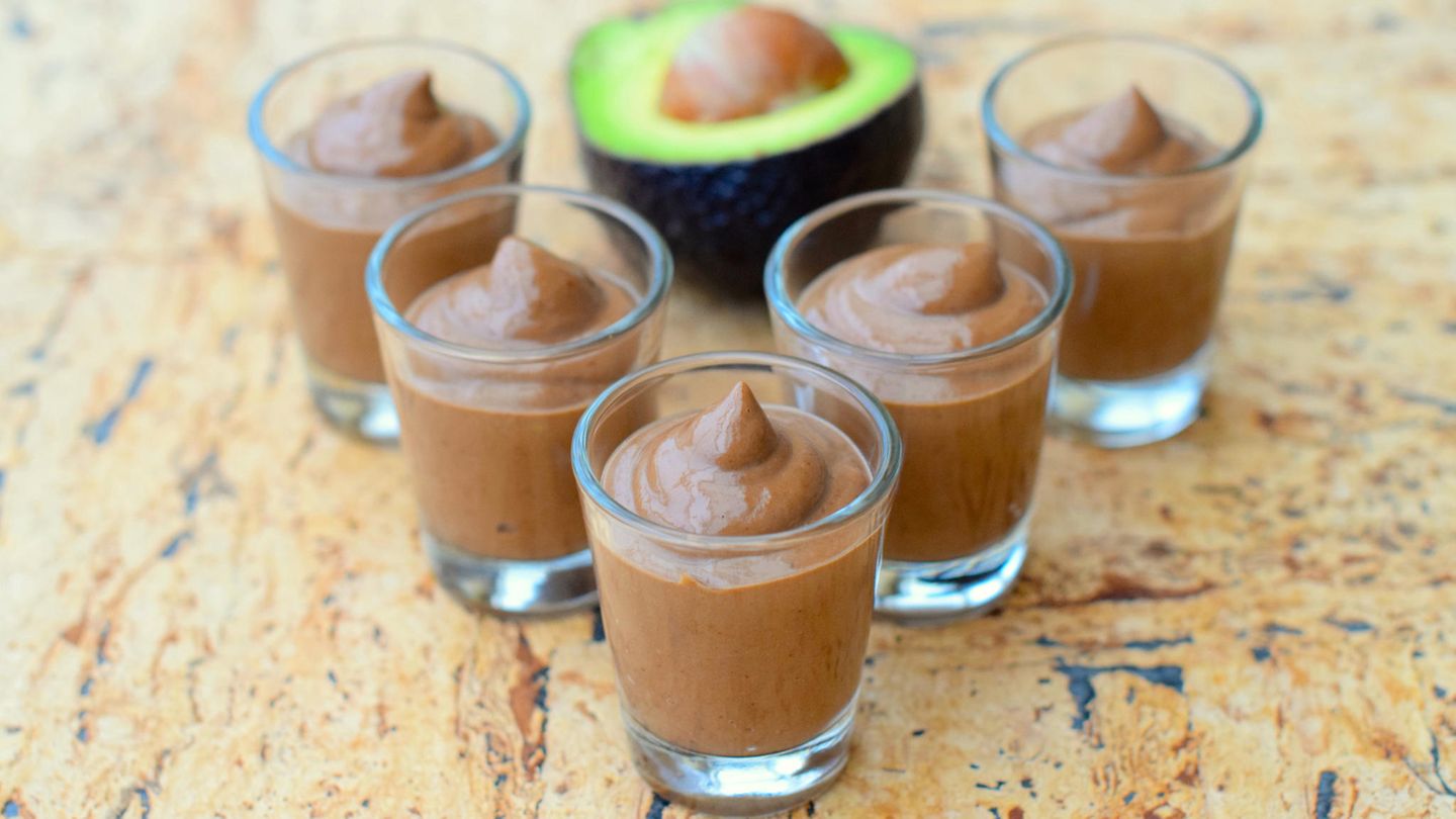 Gesunde Schokomousse? Das gibt es wirklich! Ersetzen Sie reichhaltige Sahne oder Quark einfach mit Avocado: Hier geht's zum Rezept!