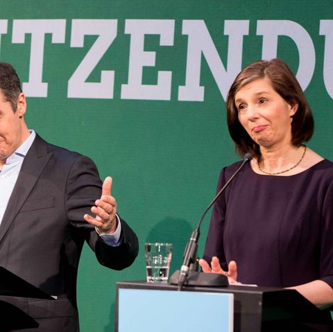 Zu sehen sind die beiden Spitzenkandidaten bei ihrer Verkündung.