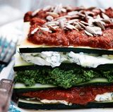 Wer Kalorien einsparen möchte, sollte Kohlenhydrate wie Weizen vermeiden. Deshalb gehört Lasagne definitiv auf die schwarze Liste. Nicht aber diese Variante mit Zucchini. Hier geht's zum Rezept!