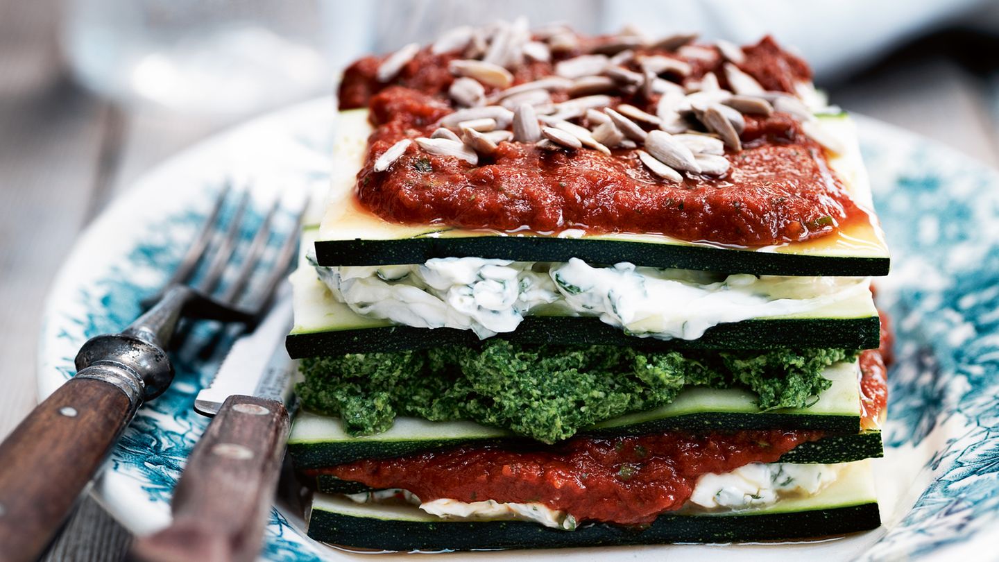 Wer Kalorien einsparen möchte, sollte Kohlenhydrate wie Weizen vermeiden. Deshalb gehört Lasagne definitiv auf die schwarze Liste. Nicht aber diese Variante mit Zucchini. Hier geht's zum Rezept!