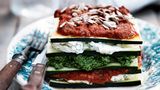 Wer Kalorien einsparen möchte, sollte Kohlenhydrate wie Weizen vermeiden. Deshalb gehört Lasagne definitiv auf die schwarze Liste. Nicht aber diese Variante mit Zucchini. Hier geht's zum Rezept!