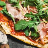 Wer Pizza liebt, ersetzt den Weizenmehlteig einfach durch Blumenkohl. Ja, richtig gelesen. Blumenkohl. Hier geht's zum Rezept!