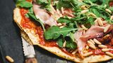Wer Pizza liebt, ersetzt den Weizenmehlteig einfach durch Blumenkohl. Ja, richtig gelesen. Blumenkohl. Hier geht's zum Rezept!