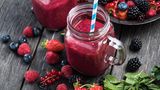 Wer auf Milchshakes steht, eine gesündere Variante aber vorzieht, sollte es mit Smoothies probieren. Die schmecken genauso lecker, sind dafür kalorienärmer. Verwenden Sie dafür Obstsorten mit wenig Fruchtzucker. Beispielsweise Beeren. Die mit etwas Wasser oder Kokosmilch in den Mixer geben und pürieren. Lecker!