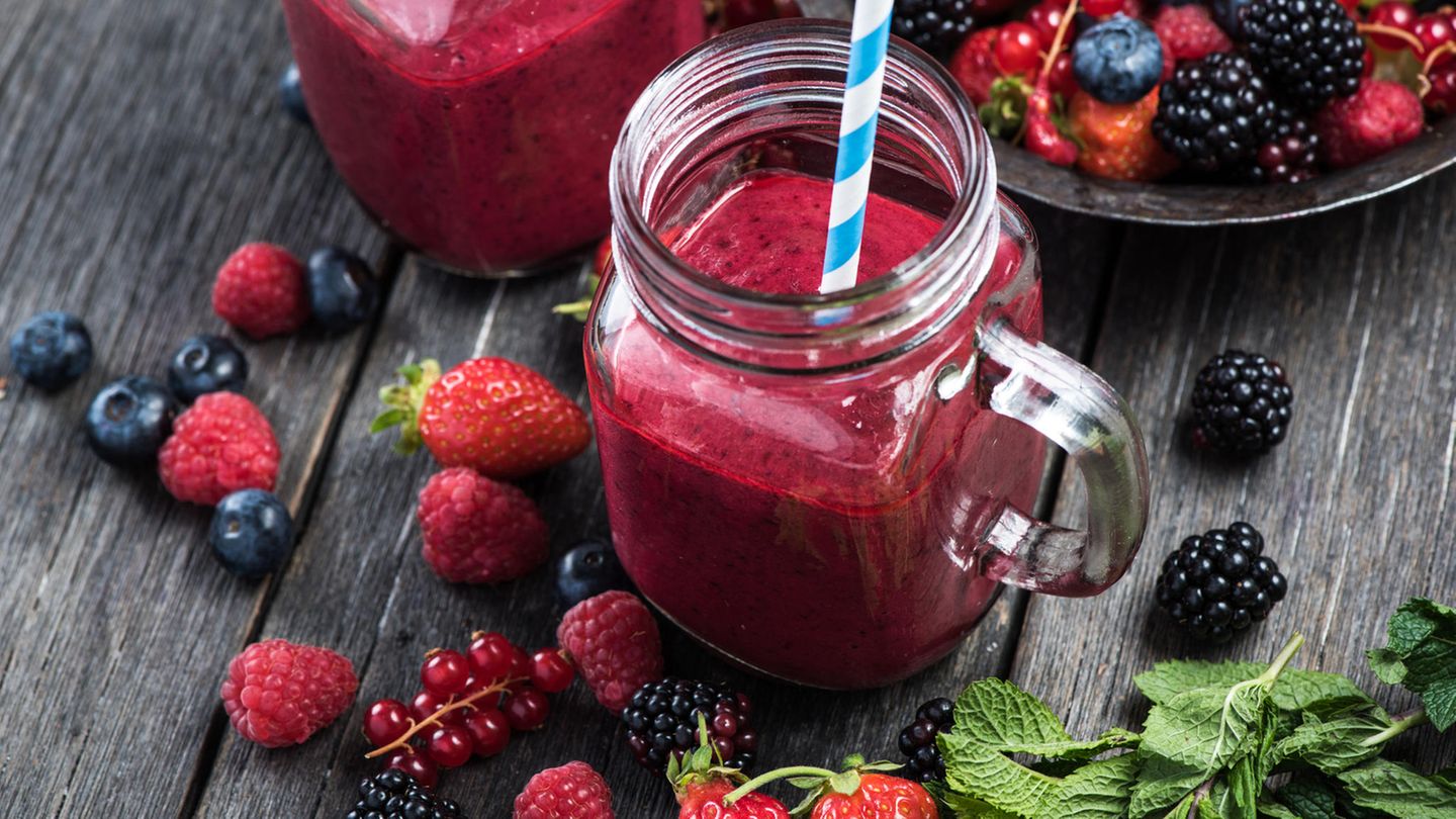Kalorienbomben in leicht: Wer auf Milchshakes steht, eine gesündere Variante aber vorzieht, sollte es mit Smoothies probieren. Die schmecken genauso lecker, sind dafür kalorienärmer. Verwenden Sie dafür Obstsorten mit wenig Fruchtzucker. Beispielsweise Beeren. Die mit etwas Wasser oder Kokosmilch in den Mixer geben und pürieren. Lecker! Wer auf Milchshakes steht, eine gesündere Variante aber vorzieht, sollte es mit Smoothies probieren. Die schmecken genauso lecker, sind dafür kalorienärmer. Verwenden Sie dafür Obstsorten mit wenig Fruchtzucker. Beispielsweise Beeren. Die mit etwas Wasser oder Kokosmilch in den Mixer geben und pürieren. Lecker!