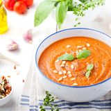 Suppen können schnell kalorienreich werden, wenn man Sahne, Mehl und Butter hinzugibt. Eine leichtere Variante ist die Gazpacho - eine spanische, geeiste Gemüsesuppe. Einzige technische Voraussetzung ist ein Pürierstab. Hier geht's zum Rezept!