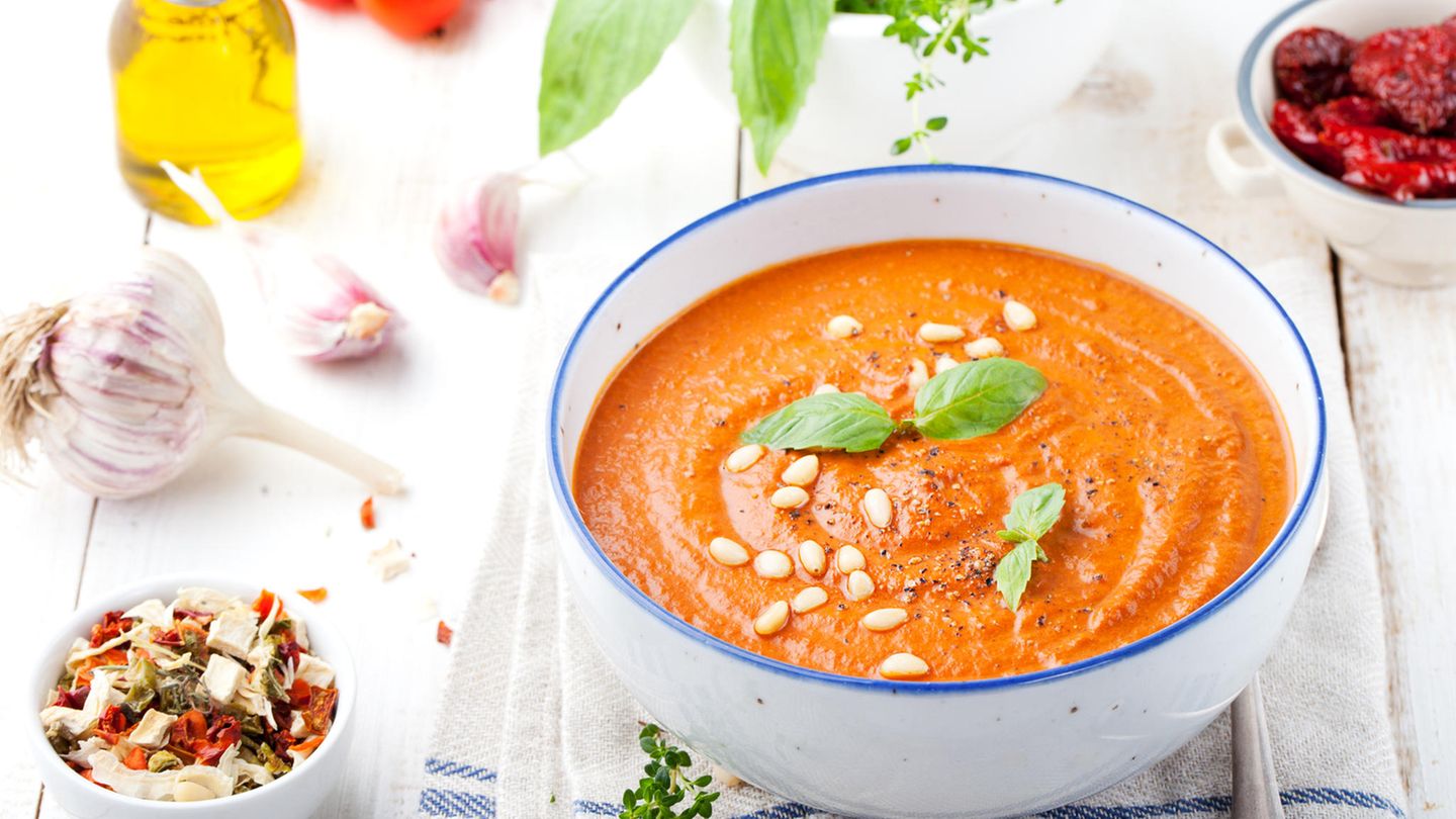 Suppen können schnell kalorienreich werden, wenn man Sahne, Mehl und Butter hinzugibt. Eine leichtere Variante ist die Gazpacho - eine spanische, geeiste Gemüsesuppe. Einzige technische Voraussetzung ist ein Pürierstab. Hier geht's zum Rezept!