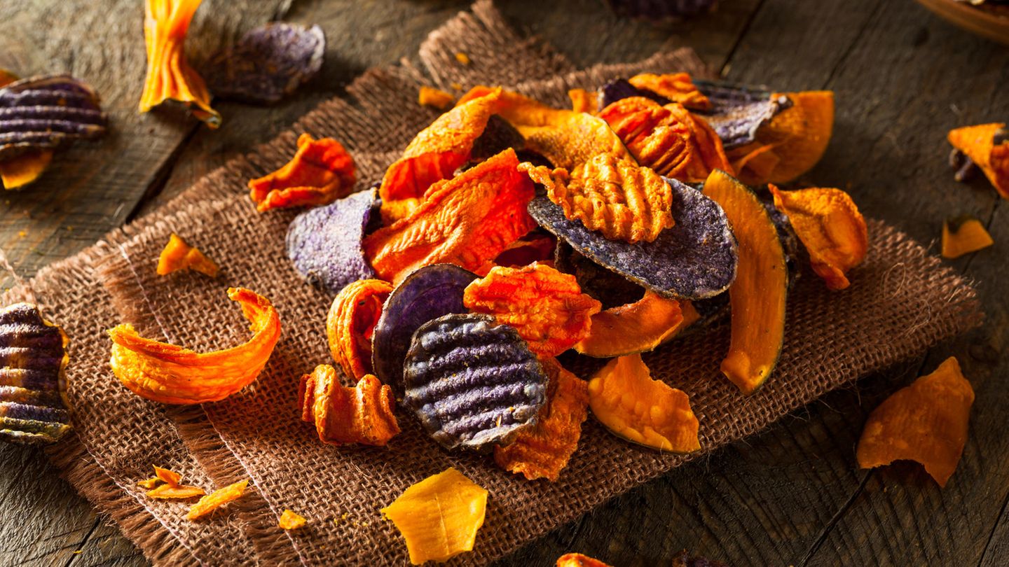 Sie sind kross, köstlich und gesund - im Gegensatz zu ihren Verwandten Kartoffelchips. Deshalb sollten Sie es mit Gemüsechips aus Süßkartoffeln, Rote Bete oder Grünkohl probieren. Wie das geht, erfahren Sie hier!