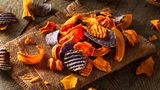 Sie sind kross, köstlich und gesund - im Gegensatz zu ihren Verwandten Kartoffelchips. Deshalb sollten Sie es mit Gemüsechips aus Süßkartoffeln, Rote Bete oder Grünkohl probieren. Wie das geht, erfahren Sie hier!