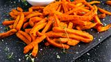 Klassische Pommes frites sind zwar lecker, aber Kalorienbomben. Bereiten Sie sie einfach aus Süßkartoffeln zu, so sparen Sie Kalorien ein.