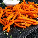 Klassische Pommes frites sind zwar lecker, aber Kalorienbomben. Bereiten Sie sie einfach aus Süßkartoffeln zu, so sparen Sie Kalorien ein.