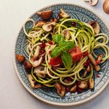 Der wohl beste Weg aus einer kalorienreichen Pasta eine gesunde Alternative zu zaubern: Zucchini-Nudeln. Wie die gelingen, können Sie hier sehen!