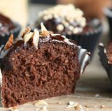 Genießen ohne schlechtes Gewissen? Das gelingt mit diesen Schokomuffins - ohne Zucker, Mehl und Öl. Hier geht's zum Rezept!