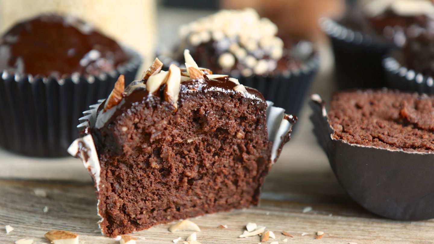 Genießen ohne schlechtes Gewissen? Das gelingt mit diesen Schokomuffins - ohne Zucker, Mehl und Öl. Hier geht's zum Rezept!