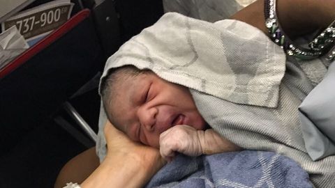 Baby Kadiju kam am 7. April 2017 an Bord eines Flugzeug der Turkish Airlines zur Welt. Mama Diaby Nafi wurde von den Stewardessen unterstützt.