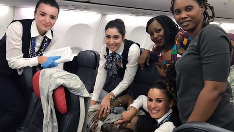 Die glückliche Crew und ihre Helferinnen nach der Geburt auf dem Flug von Conakry nach Ouagadougou.