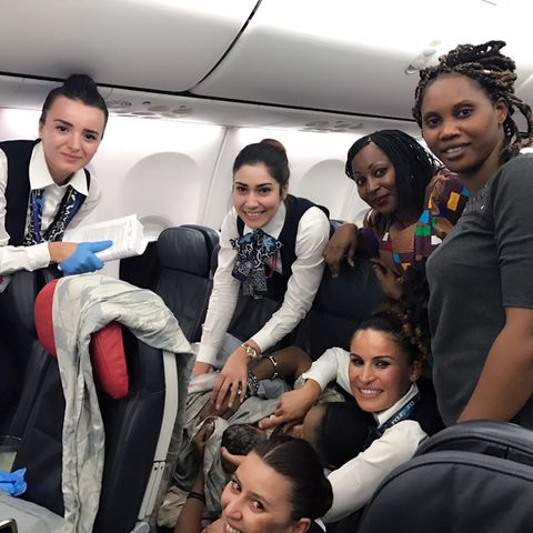 Die glückliche Crew und ihre Helferinnen nach der Geburt auf dem Flug von Conakry nach Ouagadougou.