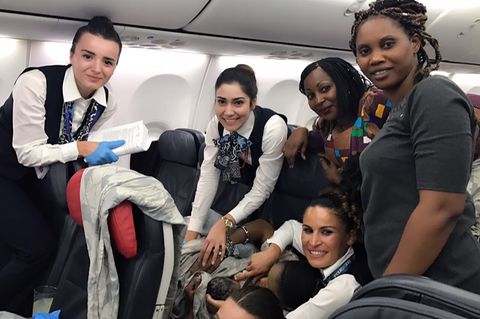 Die glückliche Crew und ihre Helferinnen nach der Geburt auf dem Flug von Conakry nach Ouagadougou.