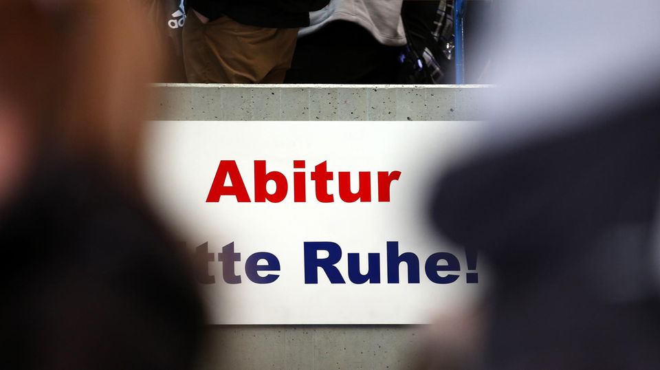 Schild mit der Aufschrift Abitur in rot und Bitte Ruhe! in blau