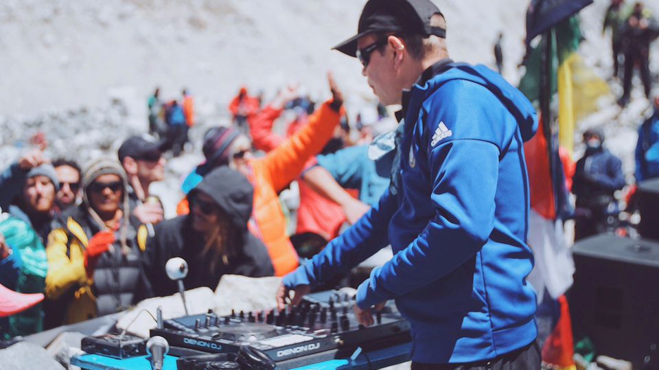 Party-Rhythmen in knapp 5400 Metern Höhe: DJ John Oakenfold feiert mit rund 100 Bergsteigern die "höchste Party der Welt".